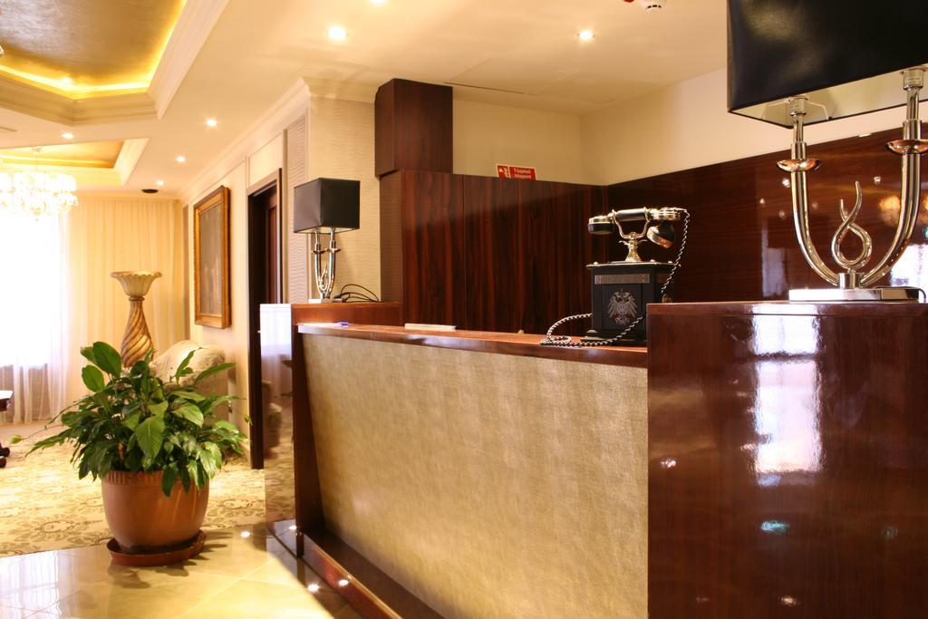 Hotel Capitulum Gyor Exterior photo