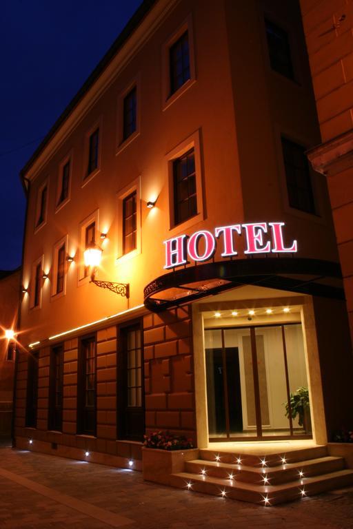 Hotel Capitulum Gyor Exterior photo