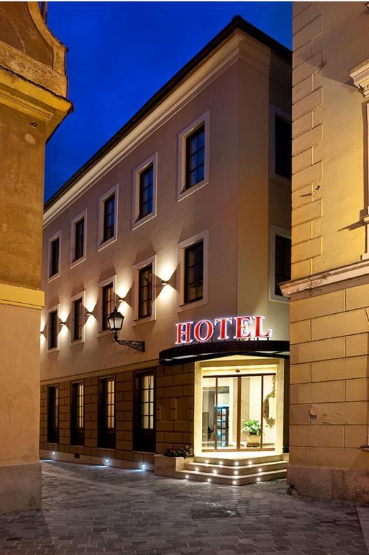Hotel Capitulum Gyor Exterior photo