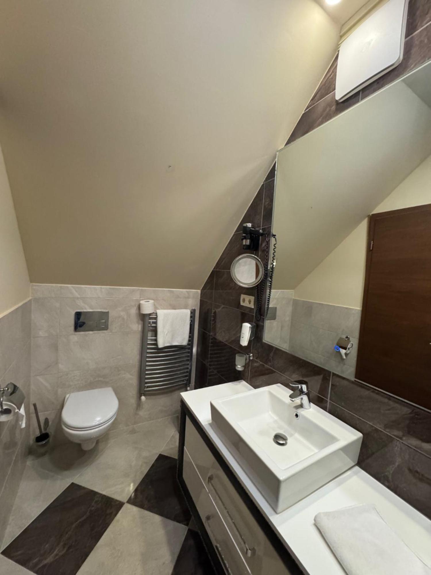 Hotel Capitulum Gyor Exterior photo