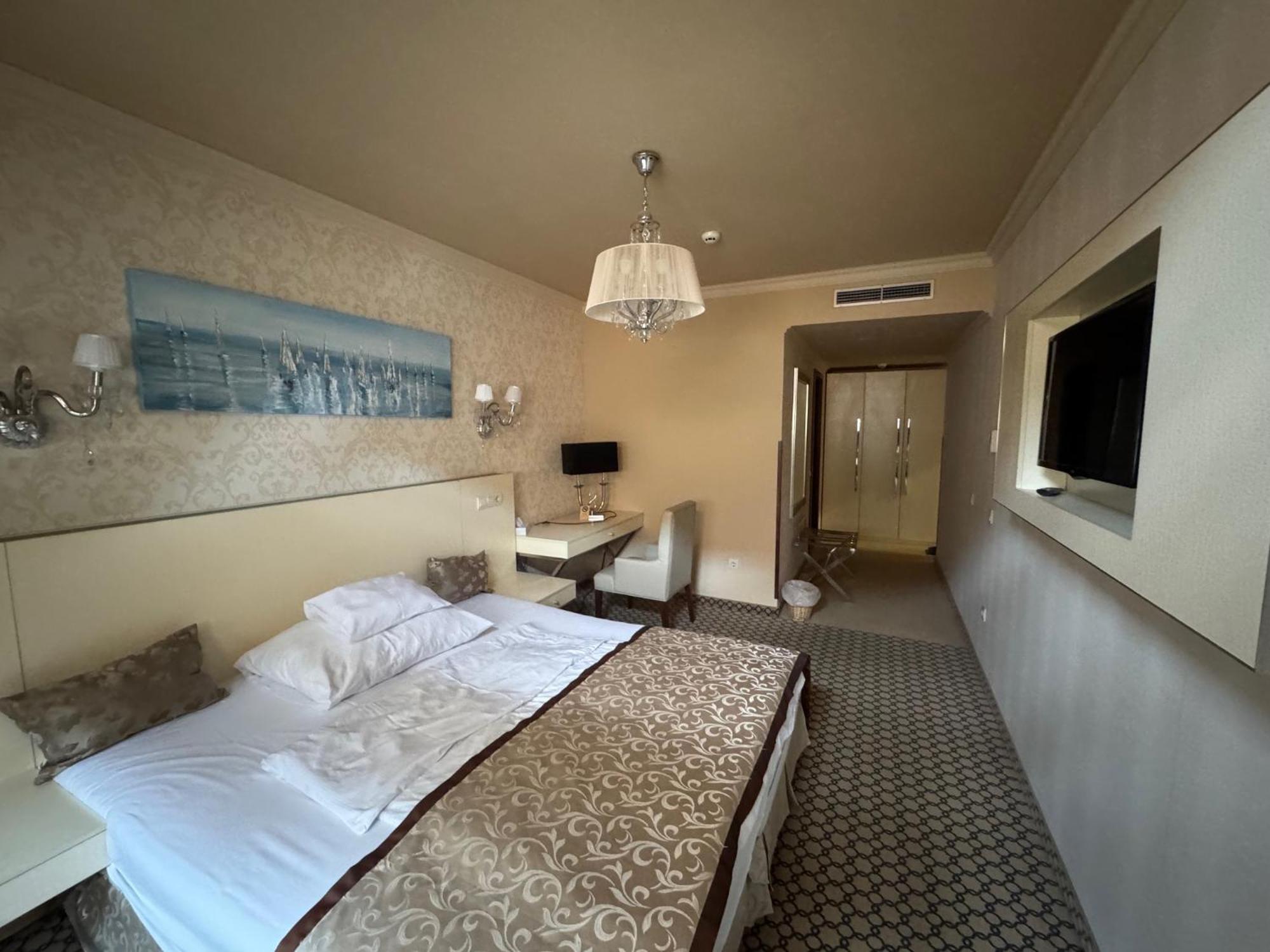 Hotel Capitulum Gyor Exterior photo