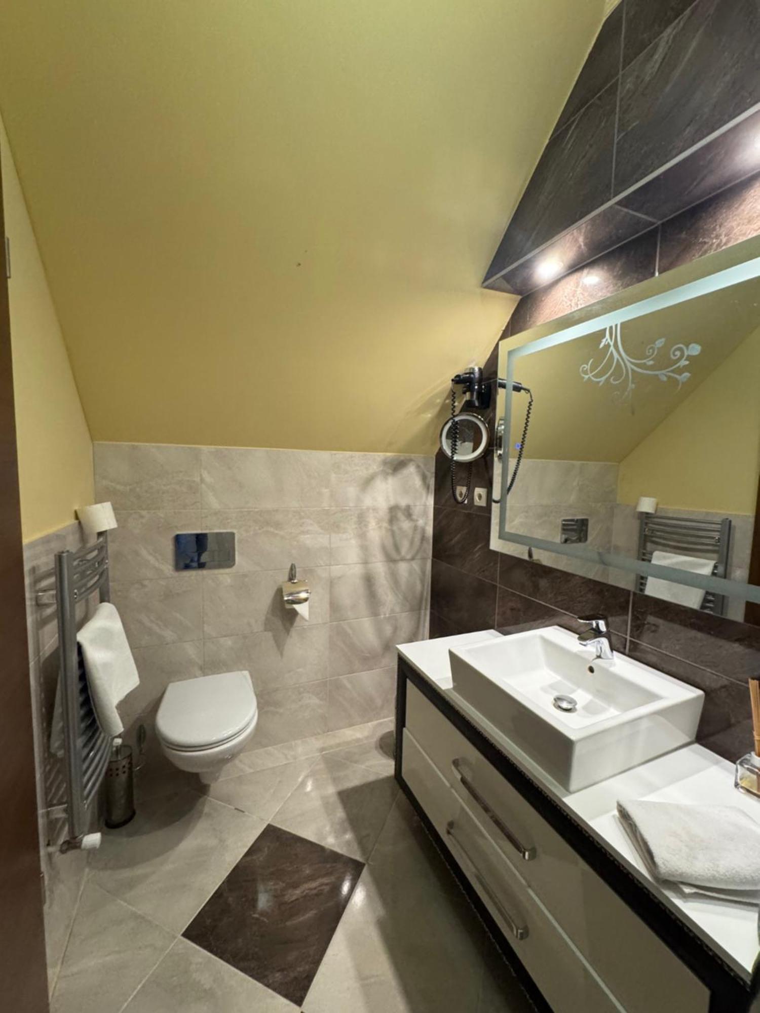 Hotel Capitulum Gyor Exterior photo