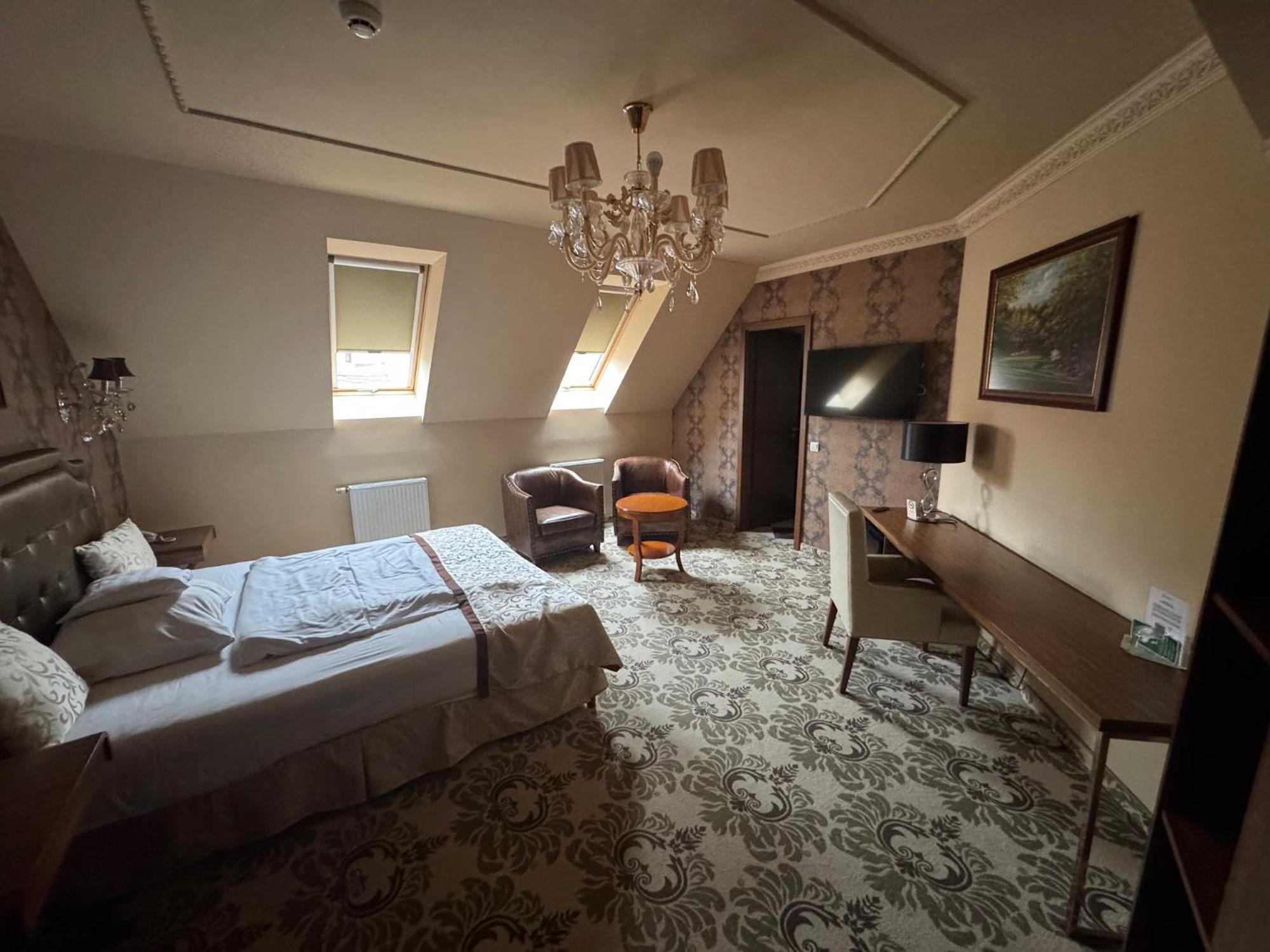 Hotel Capitulum Gyor Exterior photo