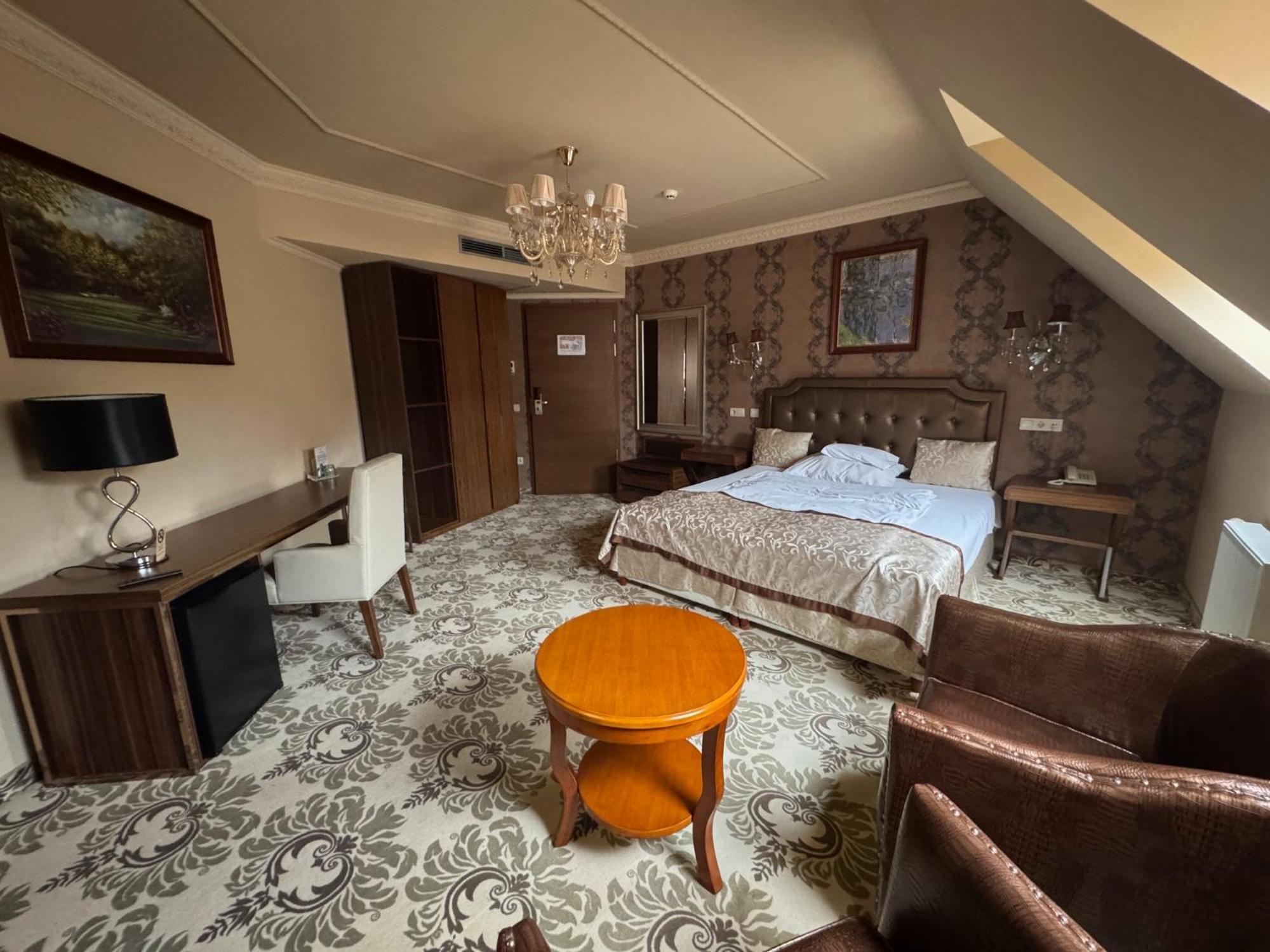 Hotel Capitulum Gyor Exterior photo