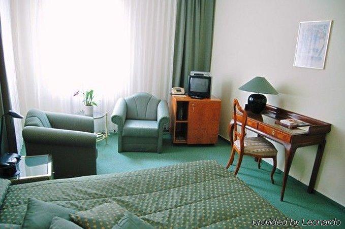 Hotel Capitulum Gyor Room photo