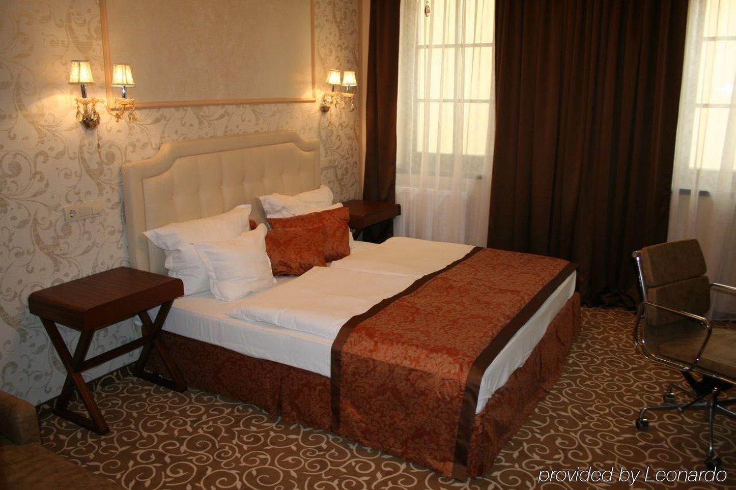 Hotel Capitulum Gyor Exterior photo