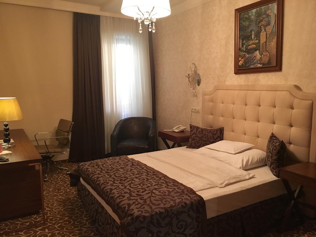 Hotel Capitulum Gyor Exterior photo
