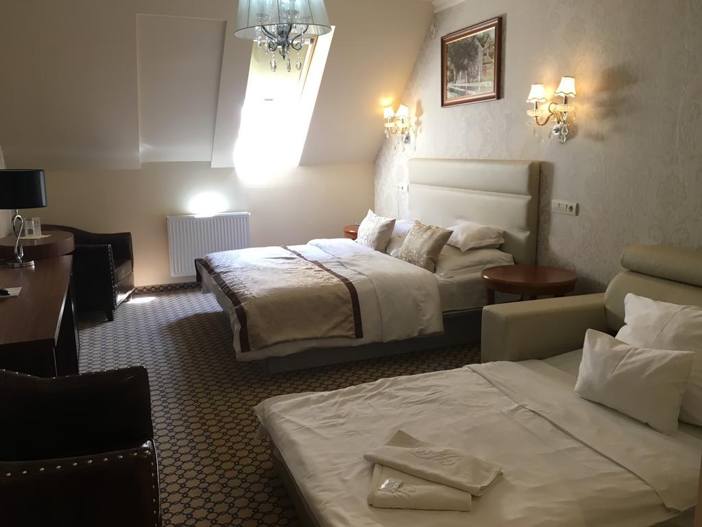 Hotel Capitulum Gyor Exterior photo