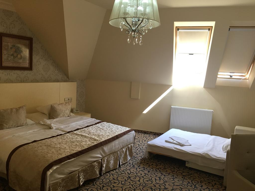 Hotel Capitulum Gyor Exterior photo