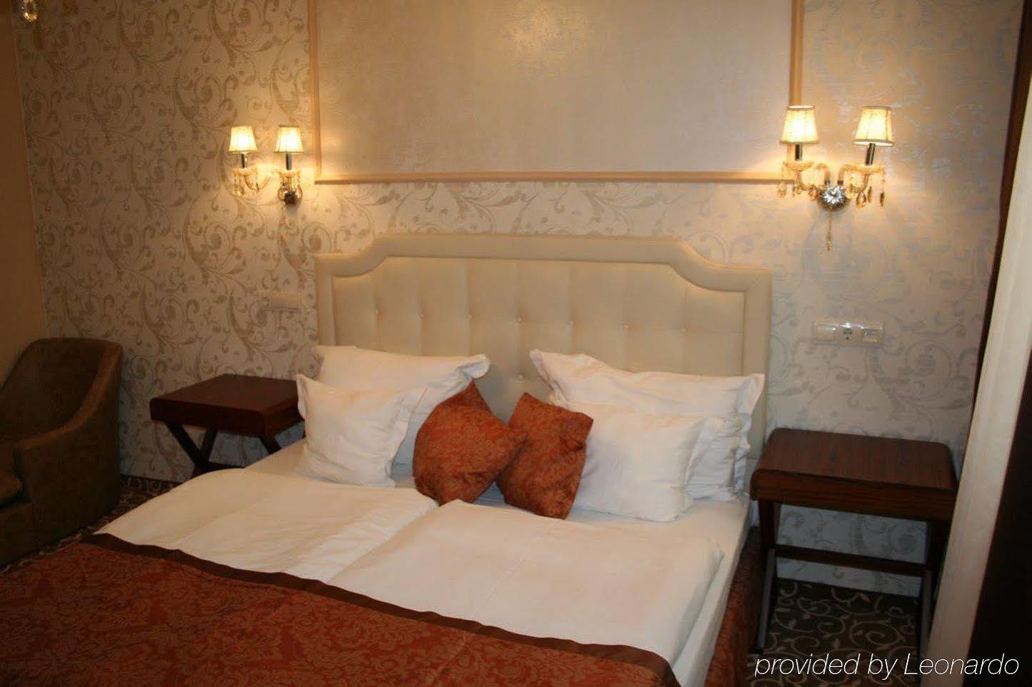 Hotel Capitulum Gyor Exterior photo