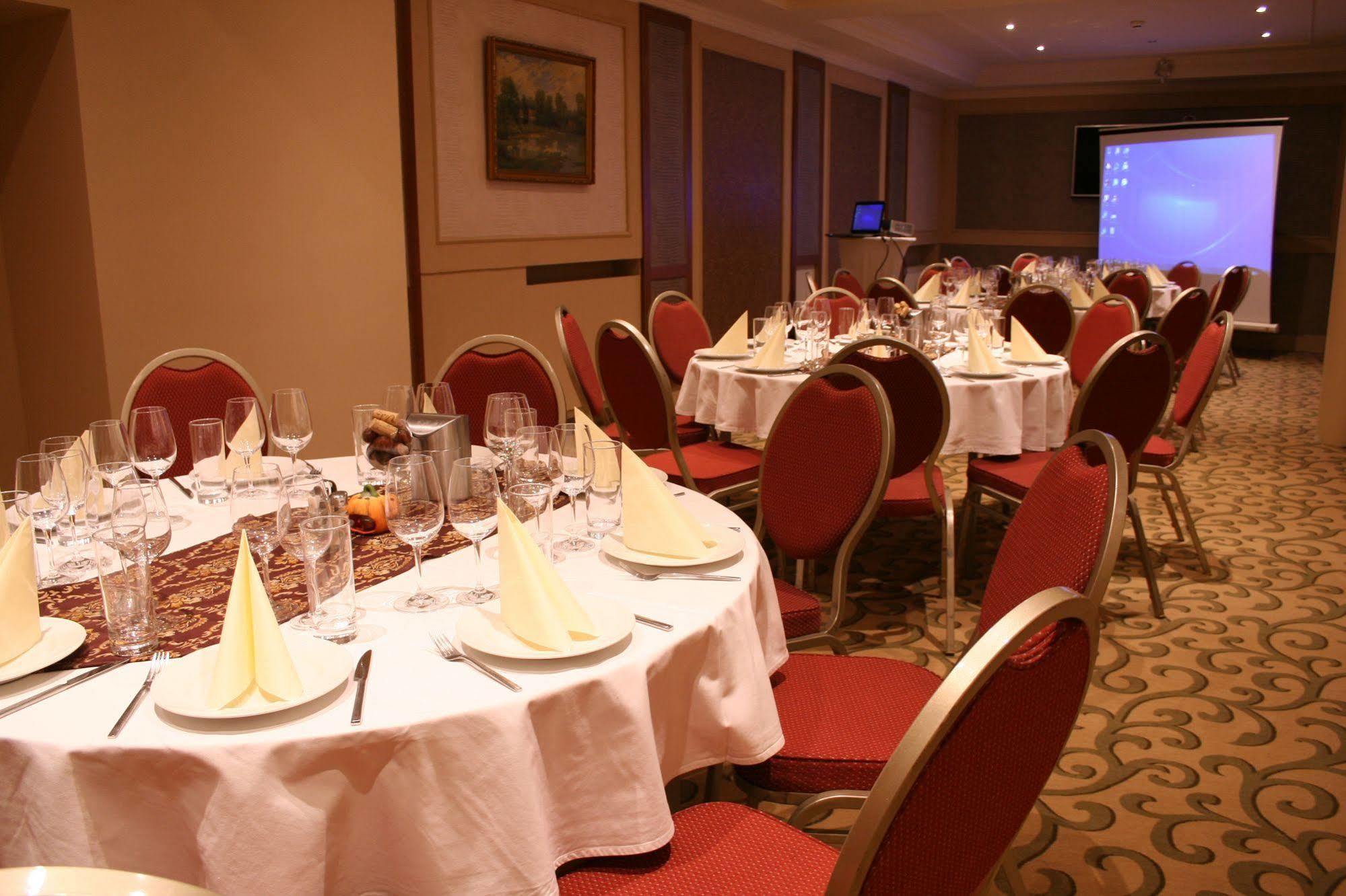 Hotel Capitulum Gyor Exterior photo