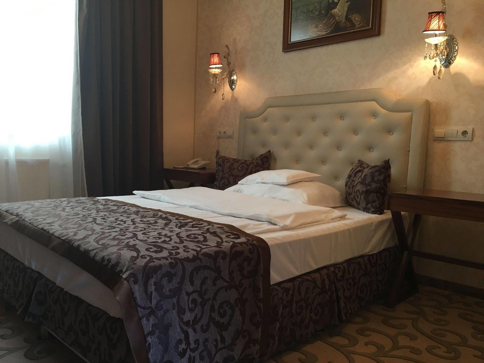 Hotel Capitulum Gyor Exterior photo