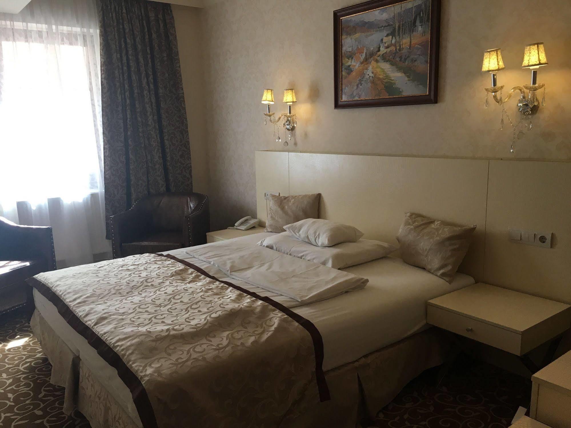 Hotel Capitulum Gyor Exterior photo