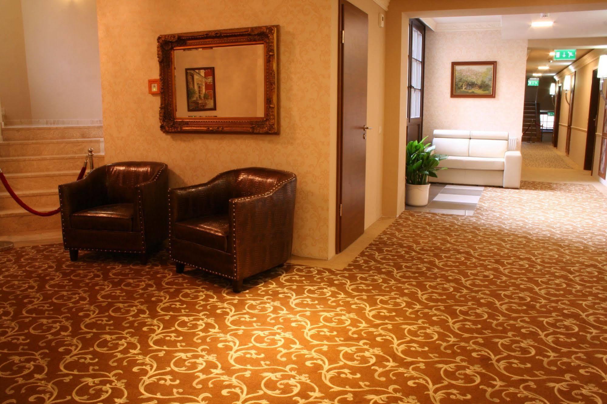 Hotel Capitulum Gyor Exterior photo