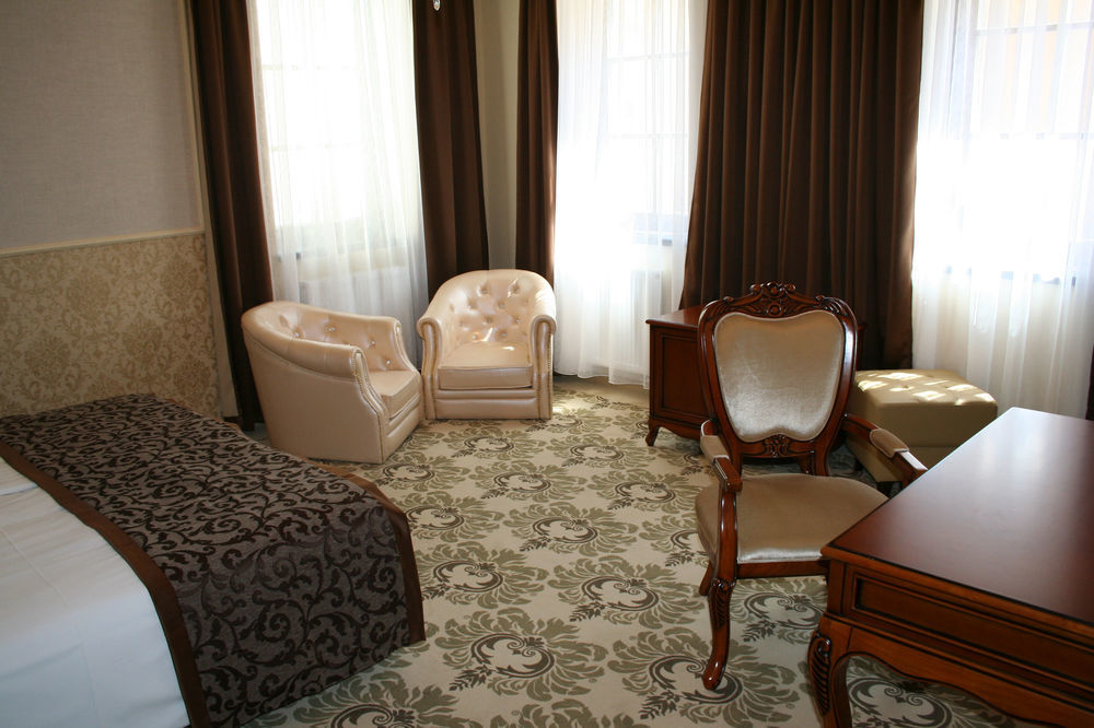 Hotel Capitulum Gyor Exterior photo